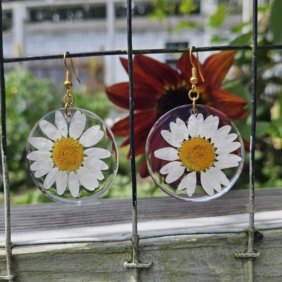 Stunning Daisy Flower Earrings - Picture 1 of 4